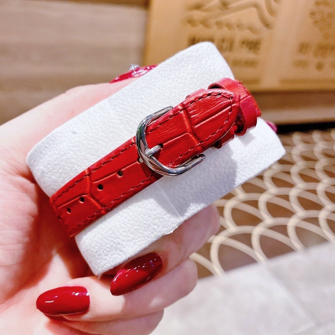 Đồng Hồ Royal Crown Đính Đá Chạy |Nữ Giới |Silver |Dây Da Đỏ |Máy Pin (Quartz) |Size 32mm |donghogiatot.vn