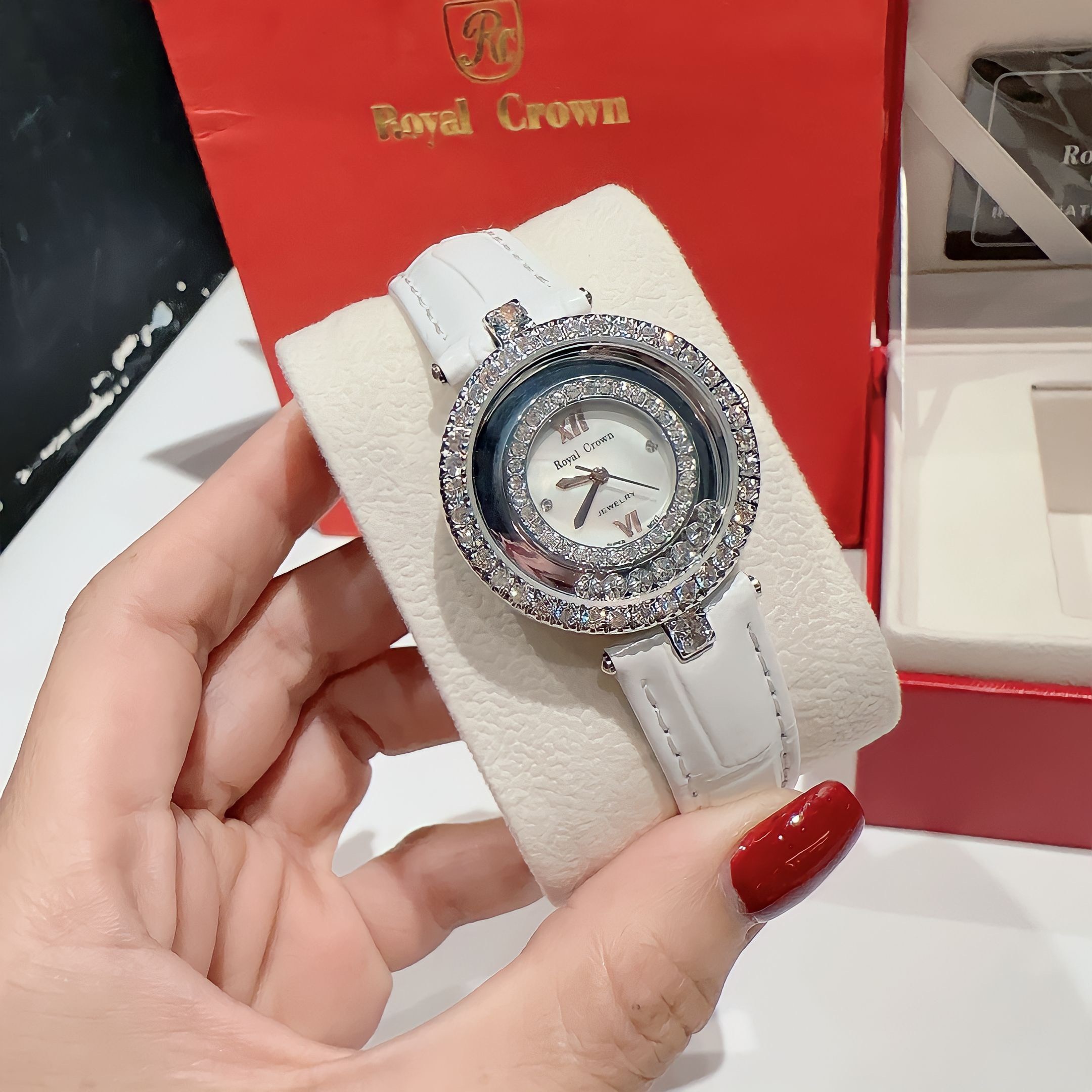 Đồng Hồ Royal Crown Đính Đá Chạy |Nữ Giới |Silver |Dây Da Trắng |Máy Pin (Quartz) |Size 32mm |donghogiatot.vn