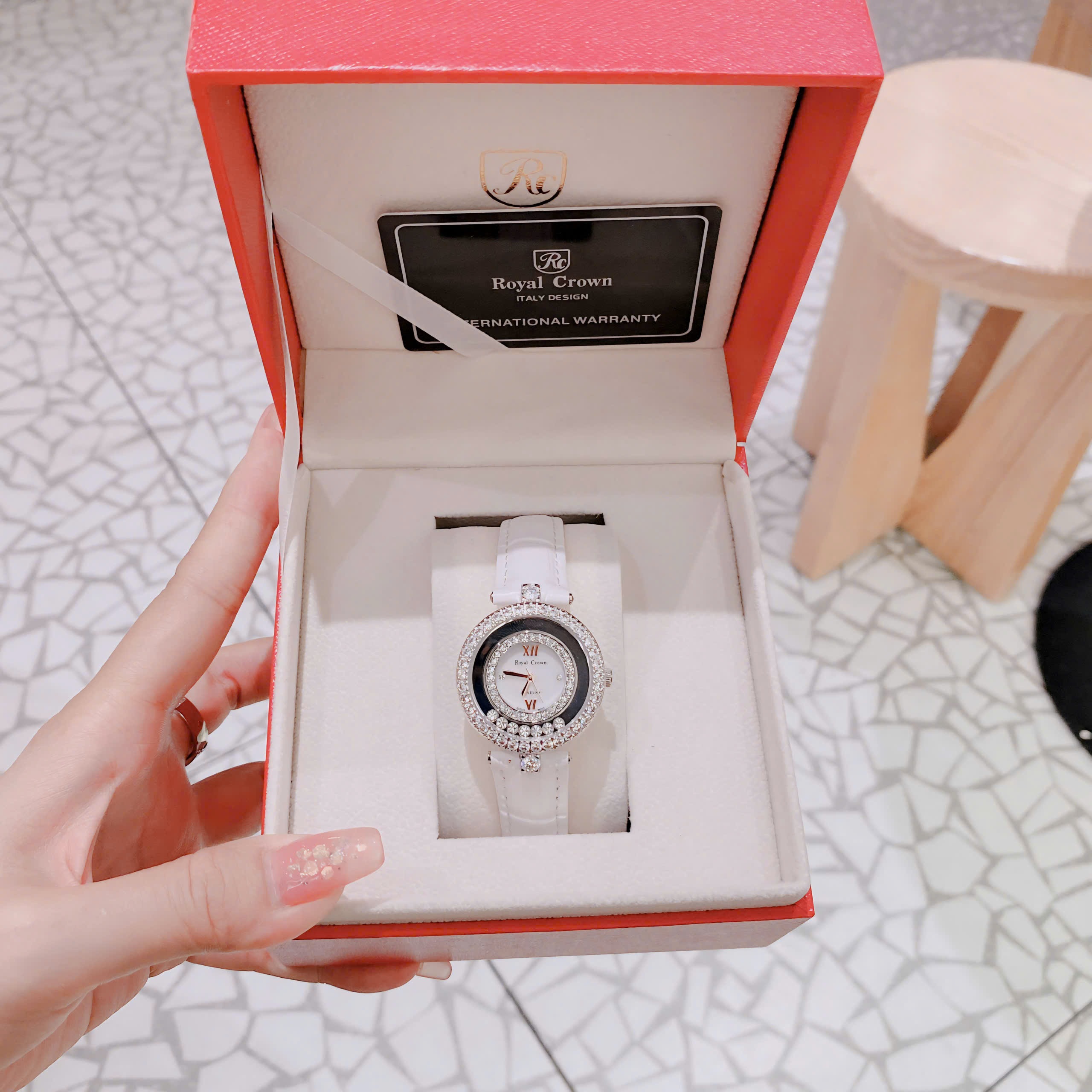 Đồng Hồ Royal Crown Đính Đá Chạy |Nữ Giới |Silver |Dây Da Trắng |Máy Pin (Quartz) |Size 32mm |donghogiatot.vn