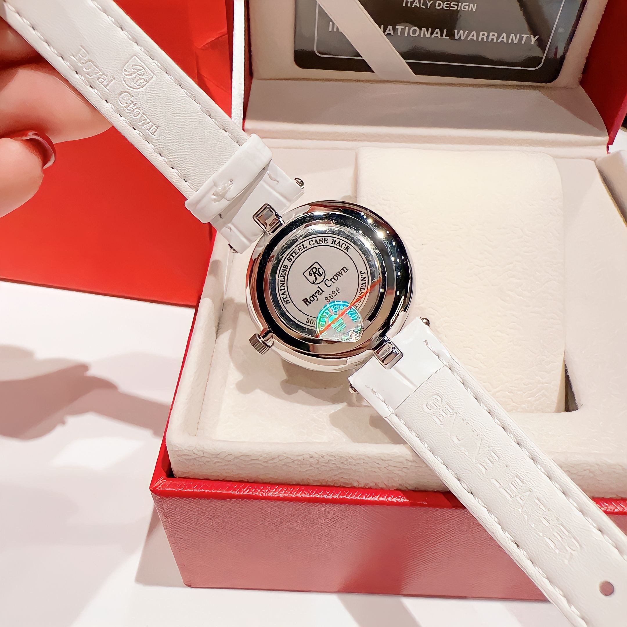 Đồng Hồ Royal Crown Đính Đá Chạy |Nữ Giới |Silver |Dây Da Trắng |Máy Pin (Quartz) |Size 32mm |donghogiatot.vn