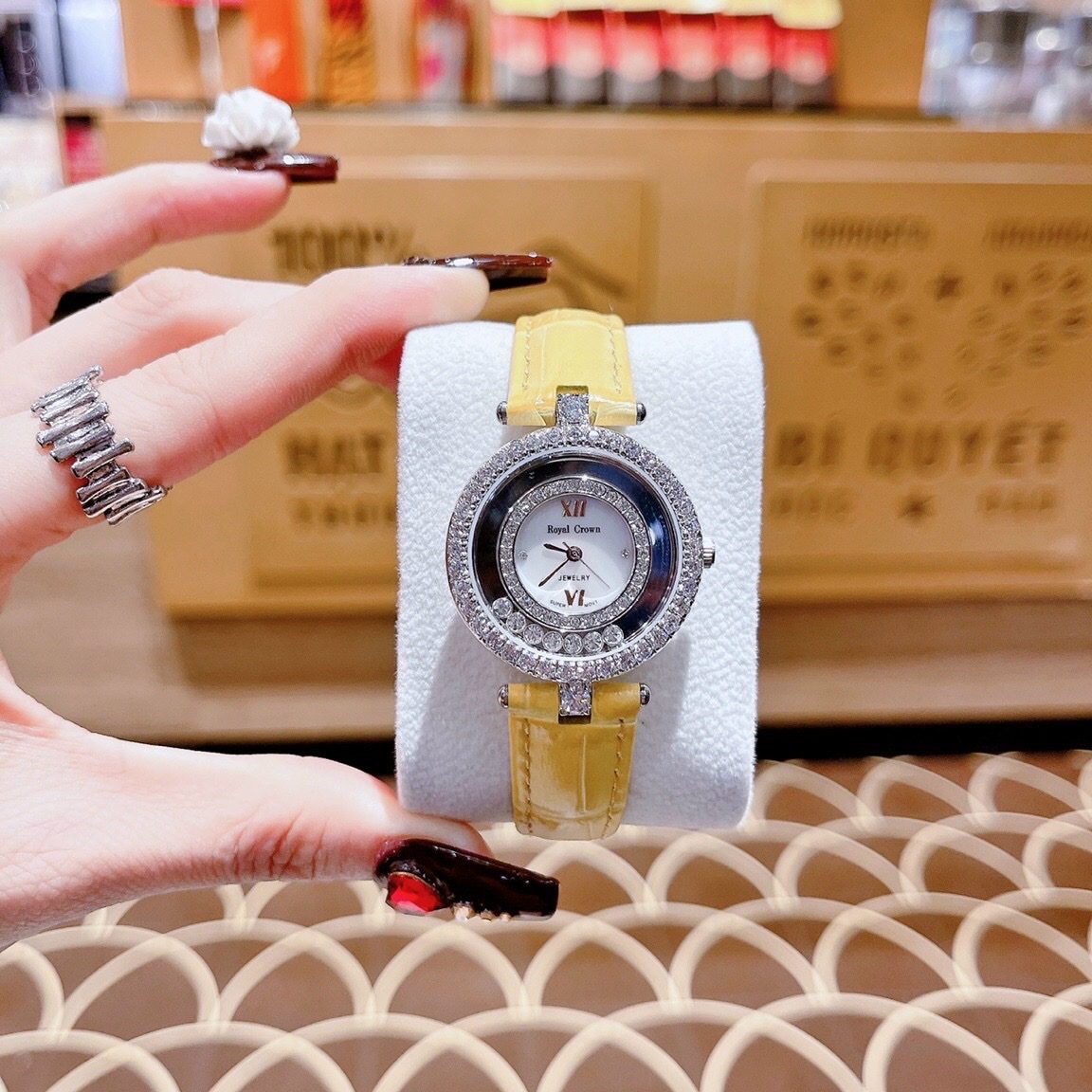 Đồng Hồ Royal Crown Đính Đá Chạy |Nữ Giới |Silver |Dây Da Vàng |Máy Pin (Quartz) |Size 32mm |donghogiatot.vn