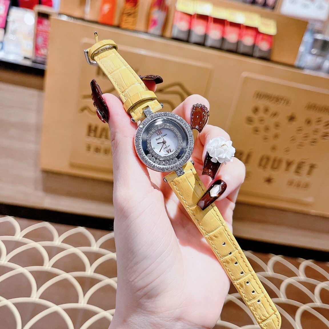 Đồng Hồ Royal Crown Đính Đá Chạy |Nữ Giới |Silver |Dây Da Vàng |Máy Pin (Quartz) |Size 32mm |donghogiatot.vn