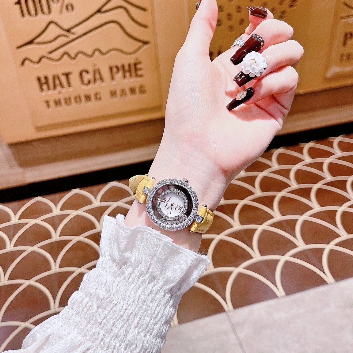 Đồng Hồ Royal Crown Đính Đá Chạy |Nữ Giới |Silver |Dây Da Vàng |Máy Pin (Quartz) |Size 32mm |donghogiatot.vn