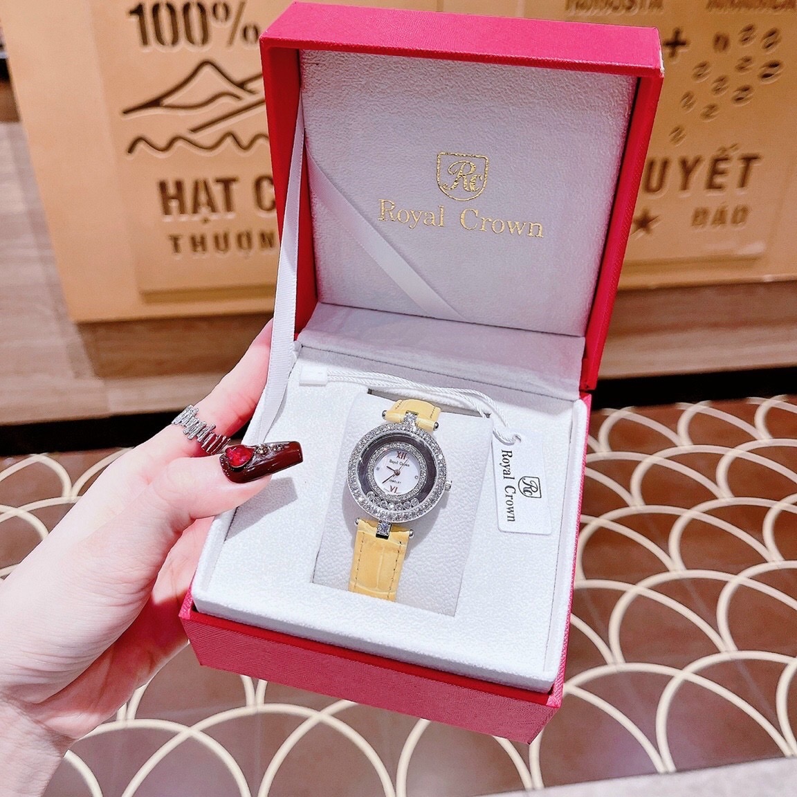 Đồng Hồ Royal Crown Đính Đá Chạy |Nữ Giới |Silver |Dây Da Vàng |Máy Pin (Quartz) |Size 32mm |donghogiatot.vn