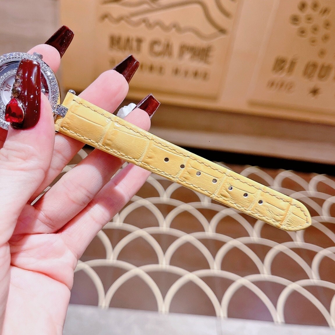 Đồng Hồ Royal Crown Đính Đá Chạy |Nữ Giới |Silver |Dây Da Vàng |Máy Pin (Quartz) |Size 32mm |donghogiatot.vn