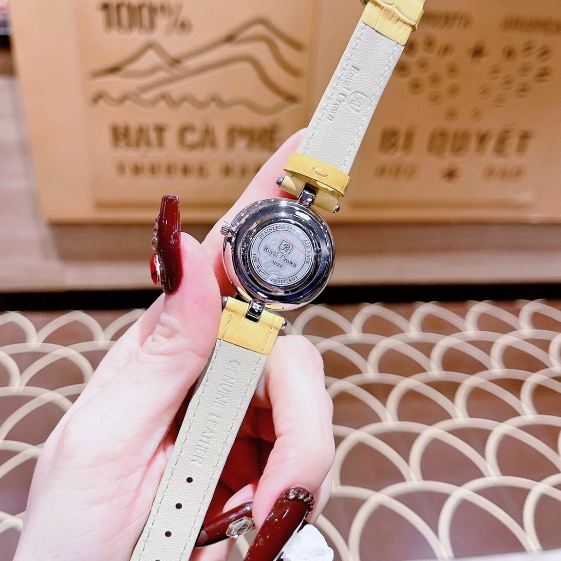 Đồng Hồ Royal Crown Đính Đá Chạy |Nữ Giới |Silver |Dây Da Vàng |Máy Pin (Quartz) |Size 32mm |donghogiatot.vn