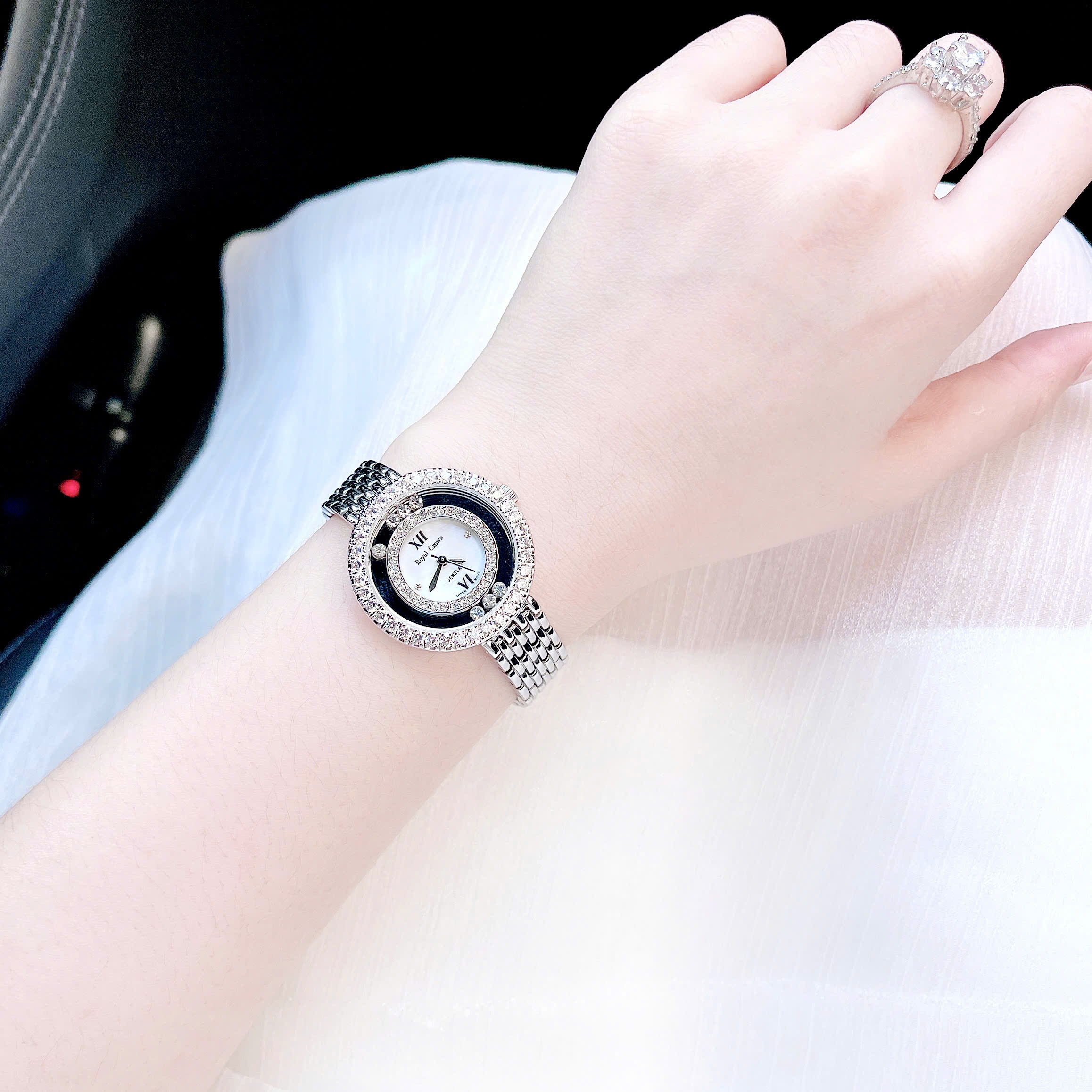 Đồng Hồ Royal Crown Đính Đá Chạy |Nữ Giới |Dây Kim Loại Trắng Silver |Máy Pin (Quartz) |Size 32mm |donghogiatot.vn