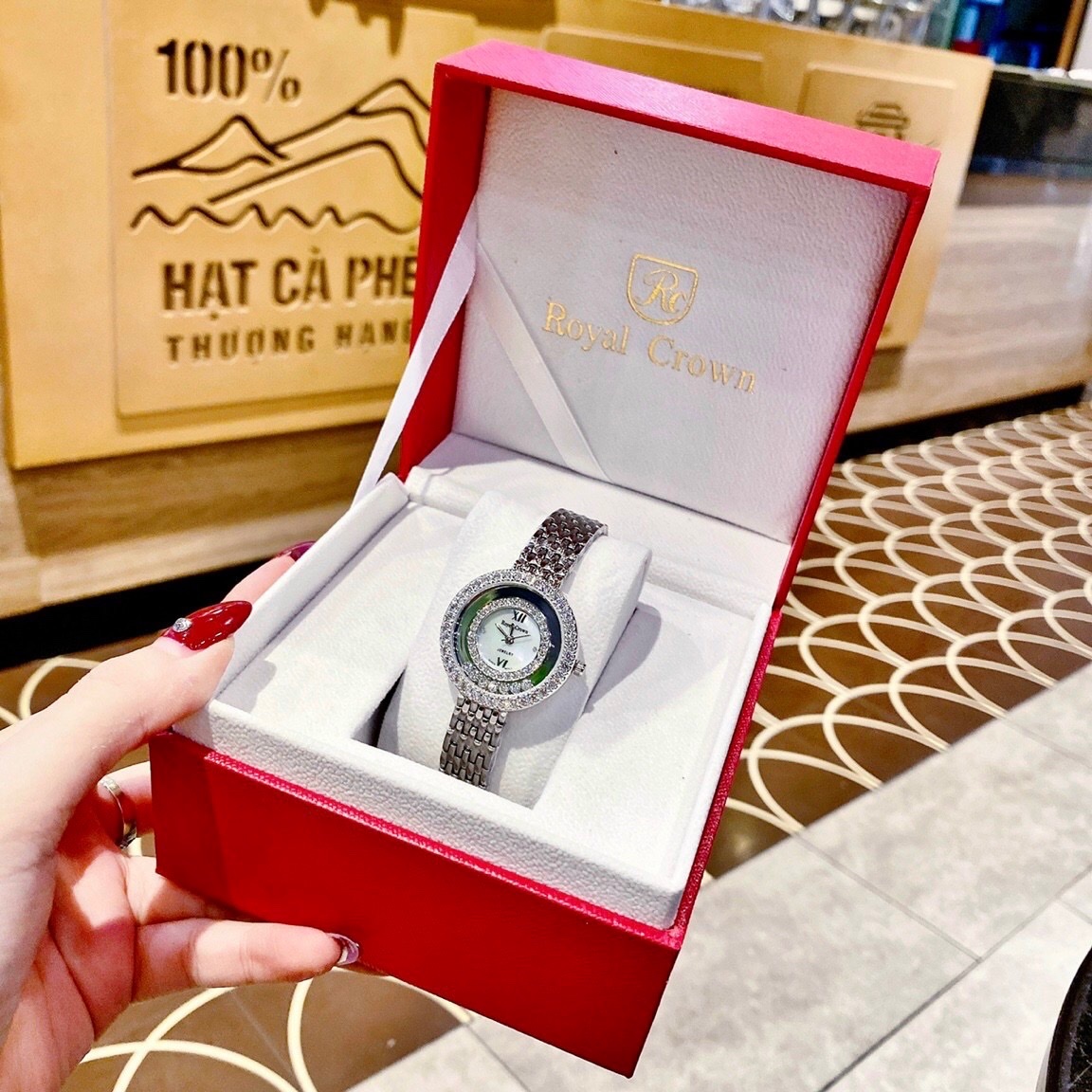 Đồng Hồ Royal Crown Đính Đá Chạy |Nữ Giới |Dây Kim Loại Trắng Silver |Máy Pin (Quartz) |Size 32mm |donghogiatot.vn