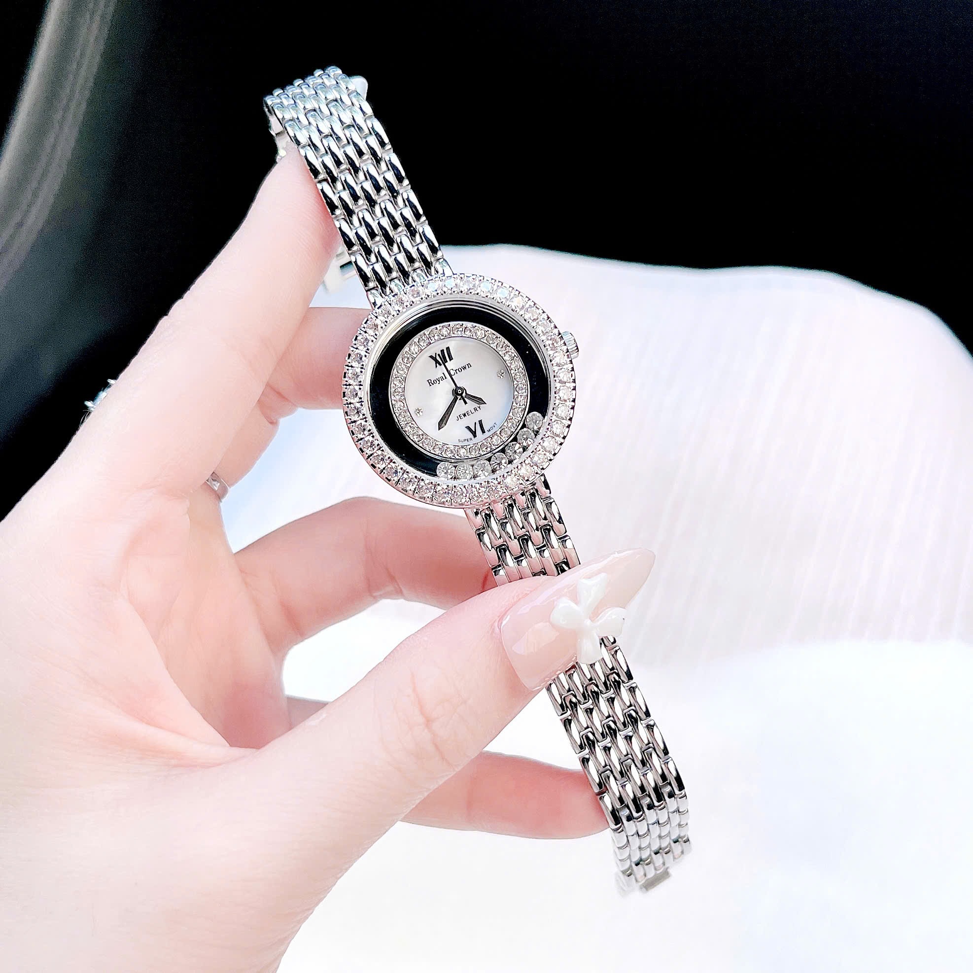 Đồng Hồ Royal Crown Đính Đá Chạy |Nữ Giới |Dây Kim Loại Trắng Silver |Máy Pin (Quartz) |Size 32mm |donghogiatot.vn