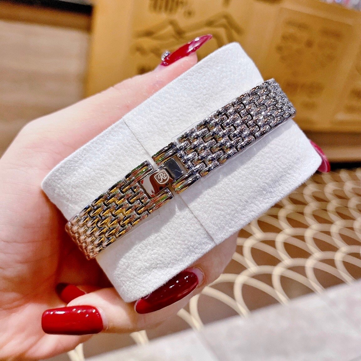 Đồng Hồ Royal Crown Đính Đá Chạy |Nữ Giới |Dây Kim Loại Trắng Silver |Máy Pin (Quartz) |Size 32mm |donghogiatot.vn