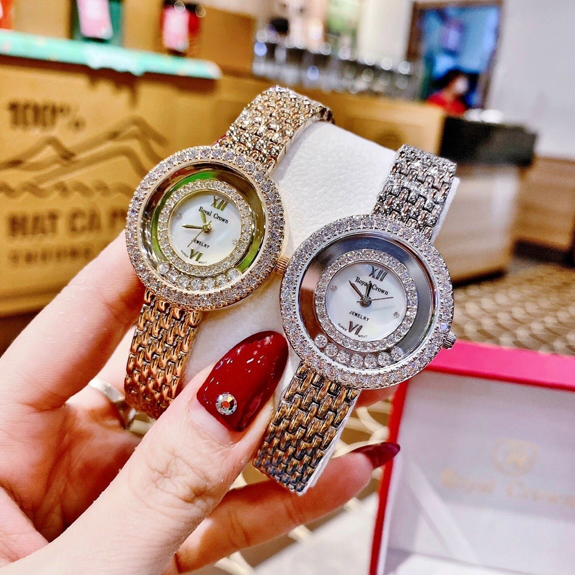 Đồng Hồ Royal Crown Đính Đá Chạy |Nữ Giới |Dây Kim Loại Trắng Silver |Máy Pin (Quartz) |Size 32mm |donghogiatot.vn