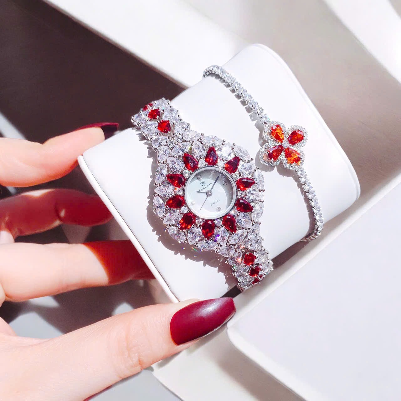 Đồng Hồ Royal Crown Đính Đá Đỏ |Nữ Giới |Tựa Bông Hoa |Lắc Tay Silver |Máy Pin (Quartz) |Size 36mm |donghogiatot.vn