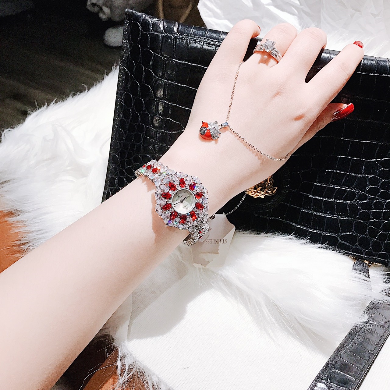 Đồng Hồ Royal Crown Đính Đá Đỏ |Nữ Giới |Tựa Bông Hoa |Lắc Tay Silver |Máy Pin (Quartz) |Size 36mm |donghogiatot.vn