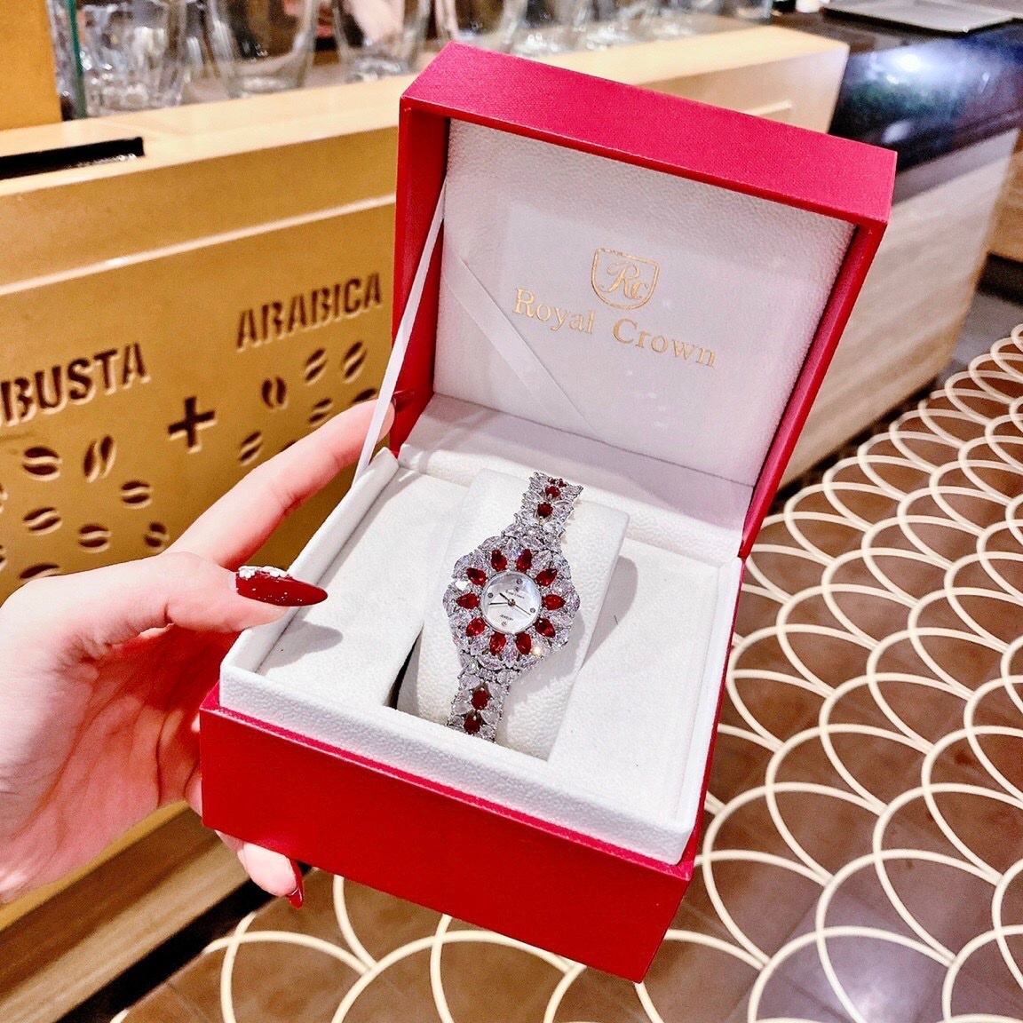 Đồng Hồ Royal Crown Đính Đá Đỏ |Nữ Giới |Tựa Bông Hoa |Lắc Tay Silver |Máy Pin (Quartz) |Size 36mm |donghogiatot.vn