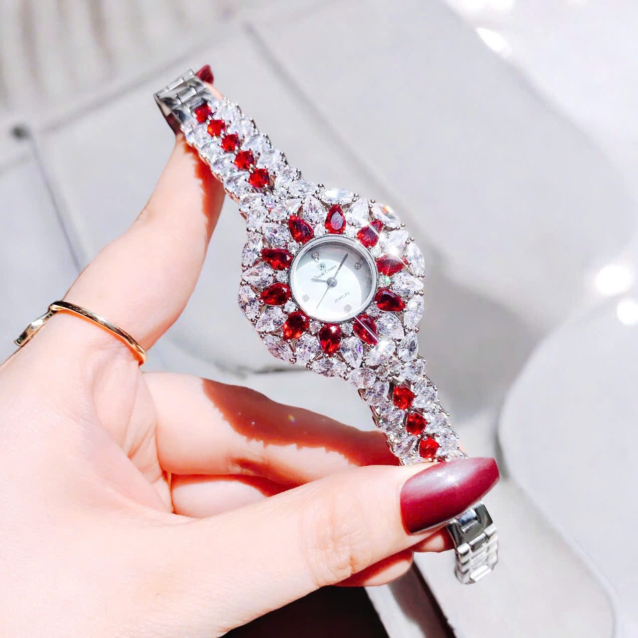 Đồng Hồ Royal Crown Đính Đá Đỏ |Nữ Giới |Tựa Bông Hoa |Lắc Tay Silver |Máy Pin (Quartz) |Size 36mm |donghogiatot.vn