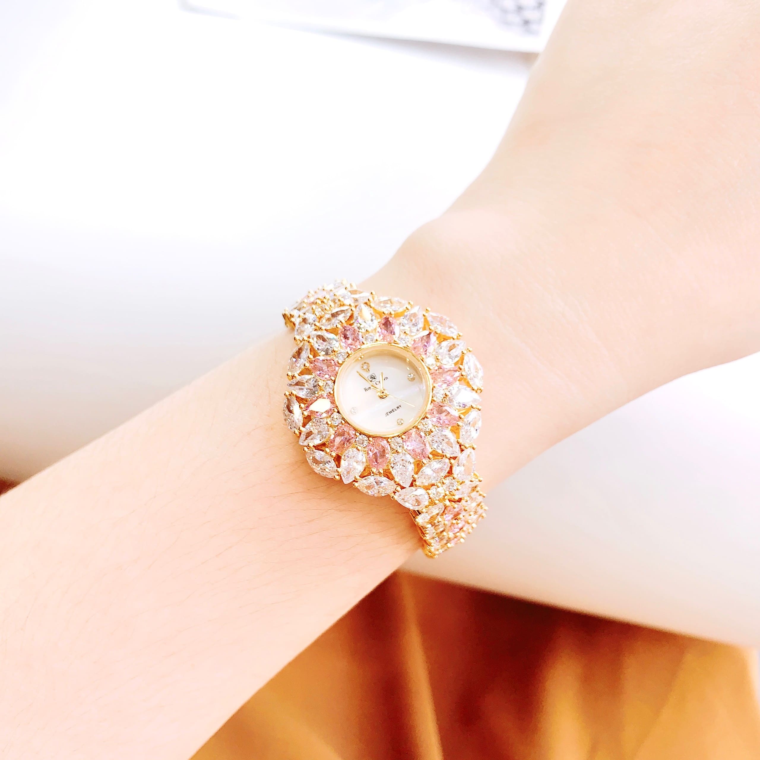 Đồng Hồ Royal Crown Đính Đá Hồng |Nữ Giới |Tựa Bông Hoa |Lắc Tay Vàng Gold |Máy Pin (Quartz) |Size 36mm |donghogiatot.vn