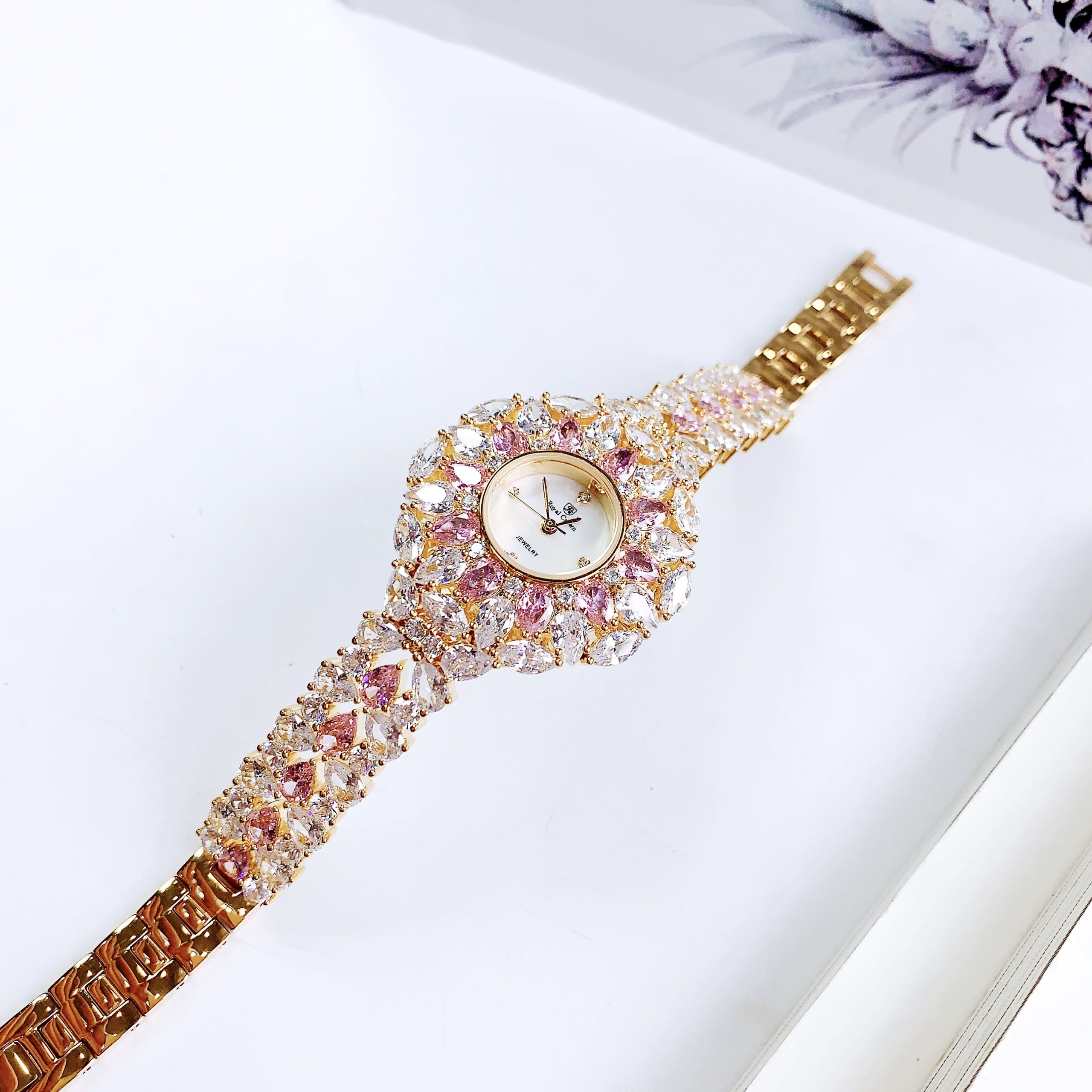 Đồng Hồ Royal Crown Đính Đá Hồng |Nữ Giới |Tựa Bông Hoa |Lắc Tay Vàng Gold |Máy Pin (Quartz) |Size 36mm |donghogiatot.vn