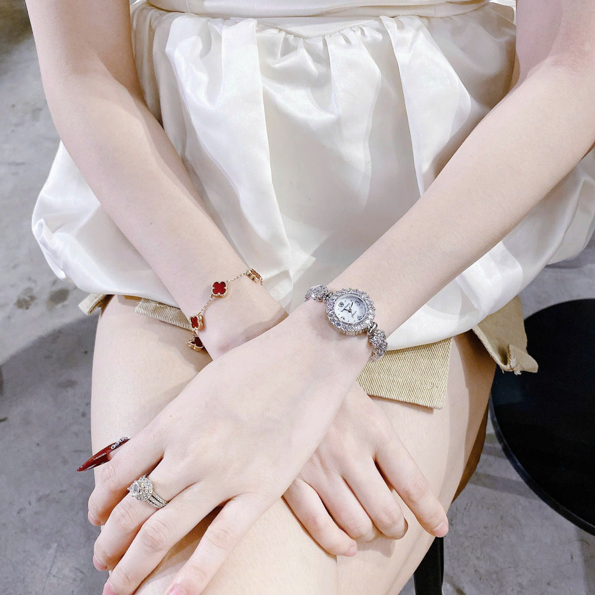 Đồng Hồ Royal Crown Đính Đá Mâm Xôi |Nữ Giới |Mặt Tròn |Lắc Tay Silver |Máy Pin (Quartz) |Size 26mm |donghogiatot.vn