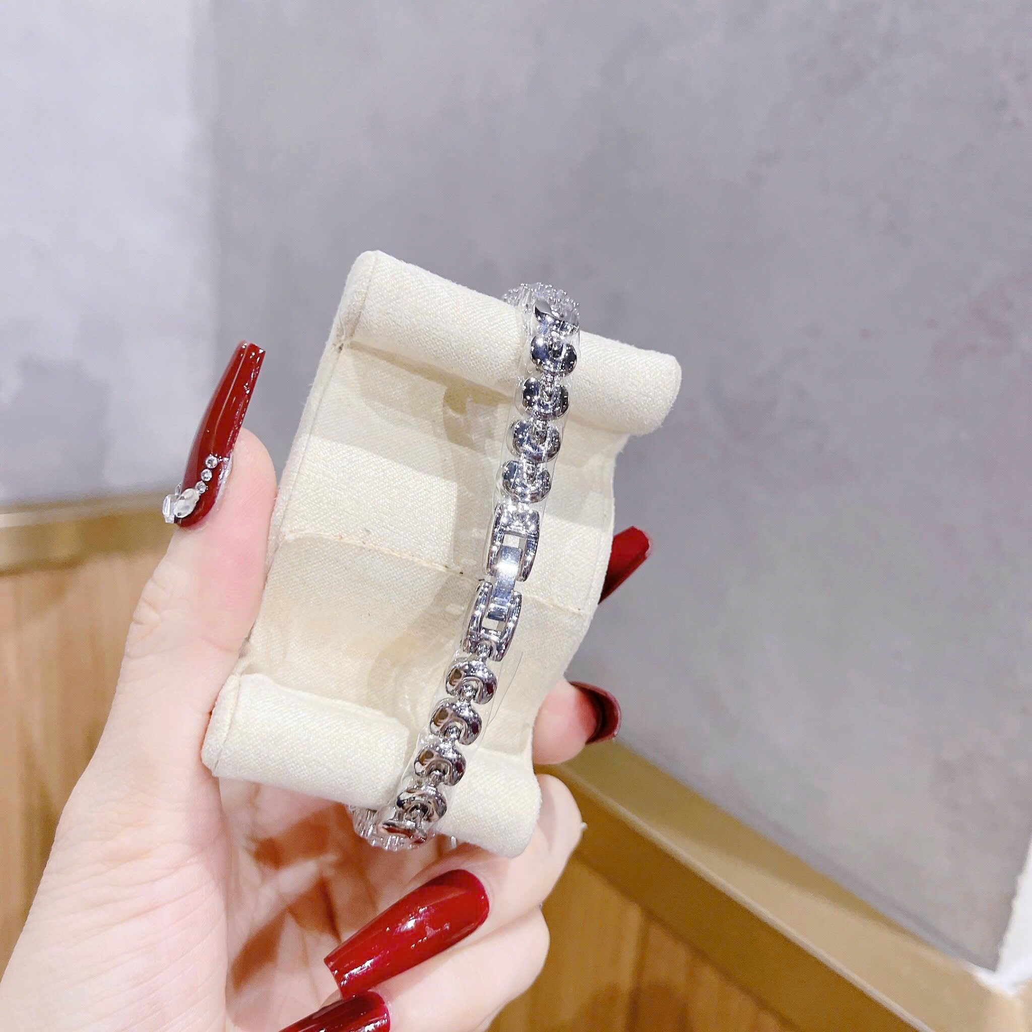 Đồng Hồ Royal Crown Đính Đá Mâm Xôi |Nữ Giới |Mặt Tròn |Lắc Tay Silver |Máy Pin (Quartz) |Size 26mm |donghogiatot.vn