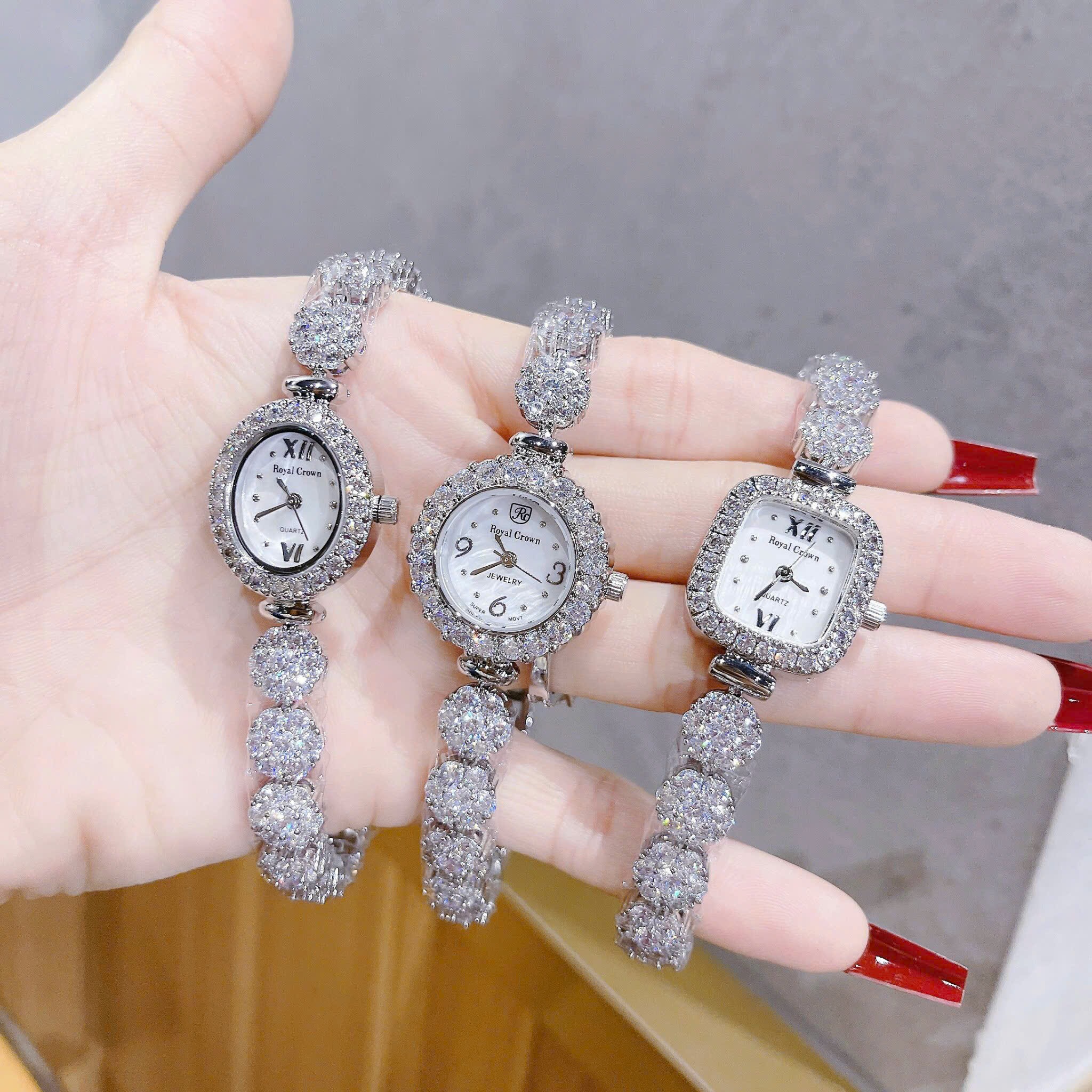 Đồng Hồ Royal Crown Đính Đá Mâm Xôi |Nữ Giới |Mặt Tròn |Lắc Tay Silver |Máy Pin (Quartz) |Size 26mm |donghogiatot.vn