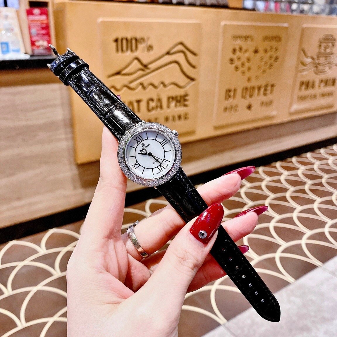 Đồng Hồ Royal Crown Đính Đá |Nữ Giới |Mặt Tròn |Khảm Trai |Dây Da Đen |Máy Pin (Quartz) |Size 34mm |donghogiatot.vn