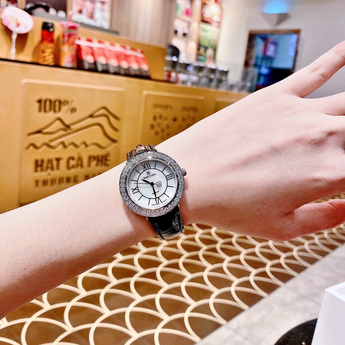 Đồng Hồ Royal Crown Đính Đá |Nữ Giới |Mặt Tròn |Khảm Trai |Dây Da Đen |Máy Pin (Quartz) |Size 34mm |donghogiatot.vn