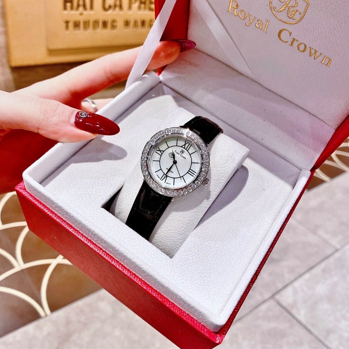 Đồng Hồ Royal Crown Đính Đá |Nữ Giới |Mặt Tròn |Khảm Trai |Dây Da Đen |Máy Pin (Quartz) |Size 34mm |donghogiatot.vn