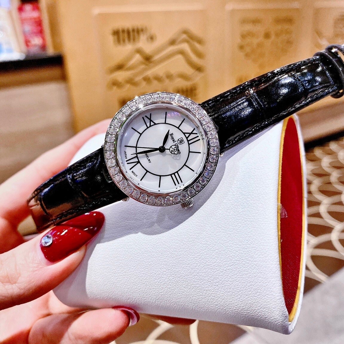 Đồng Hồ Royal Crown Đính Đá |Nữ Giới |Mặt Tròn |Khảm Trai |Dây Da Đen |Máy Pin (Quartz) |Size 34mm |donghogiatot.vn