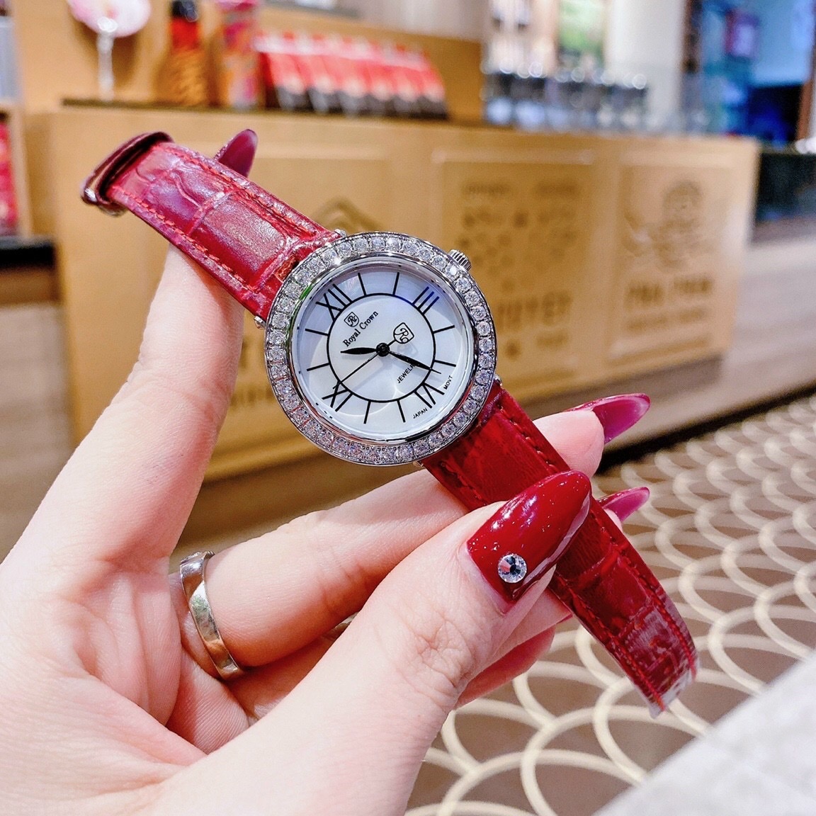 Đồng Hồ Royal Crown Đính Đá |Nữ Giới |Mặt Tròn |Khảm Trai |Dây Da Đỏ |Máy Pin (Quartz) |Size 34mm |donghogiatot.vn