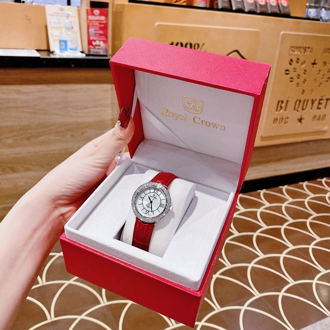 Đồng Hồ Royal Crown Đính Đá |Nữ Giới |Mặt Tròn |Khảm Trai |Dây Da Đỏ |Máy Pin (Quartz) |Size 34mm |donghogiatot.vn