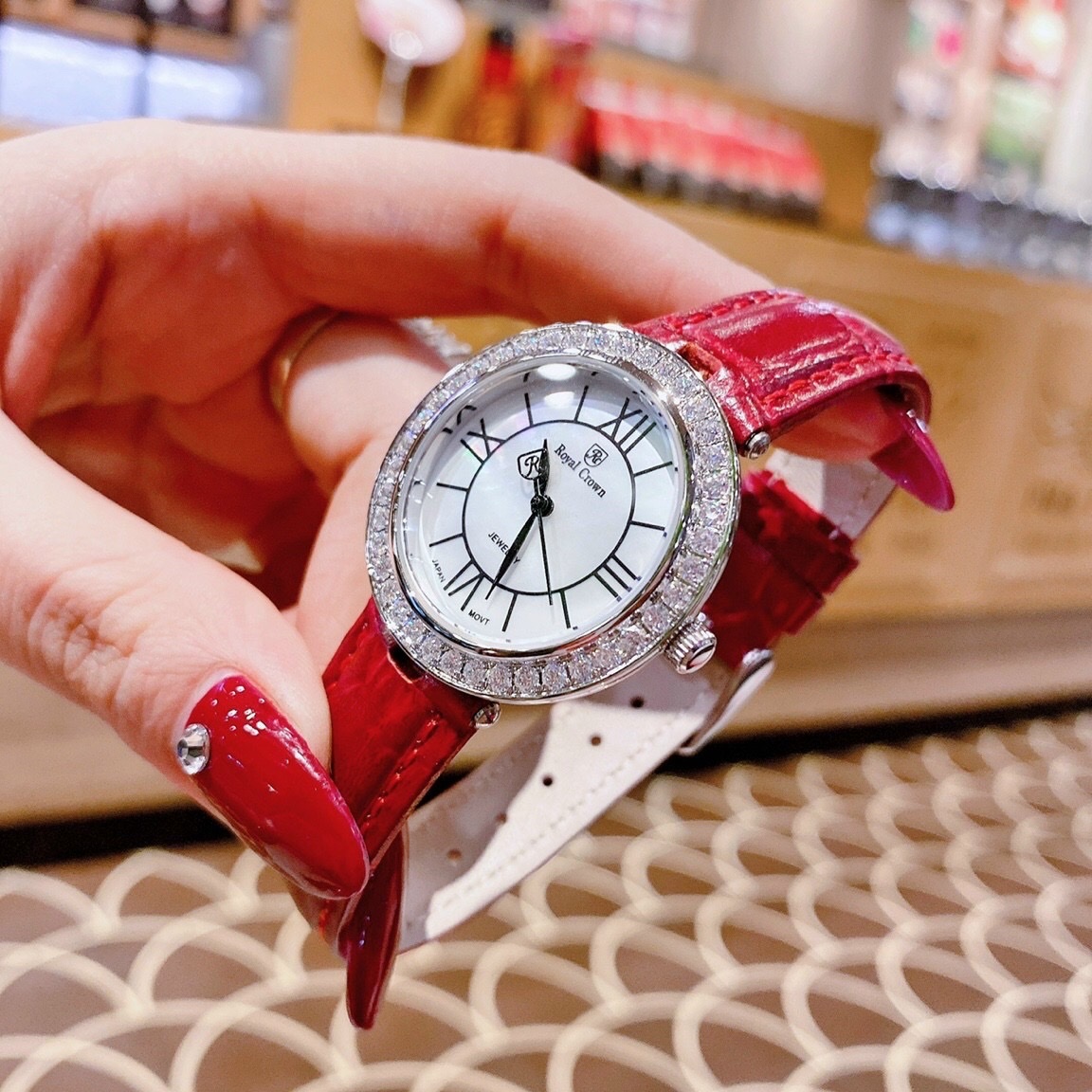 Đồng Hồ Royal Crown Đính Đá |Nữ Giới |Mặt Tròn |Khảm Trai |Dây Da Đỏ |Máy Pin (Quartz) |Size 34mm |donghogiatot.vn
