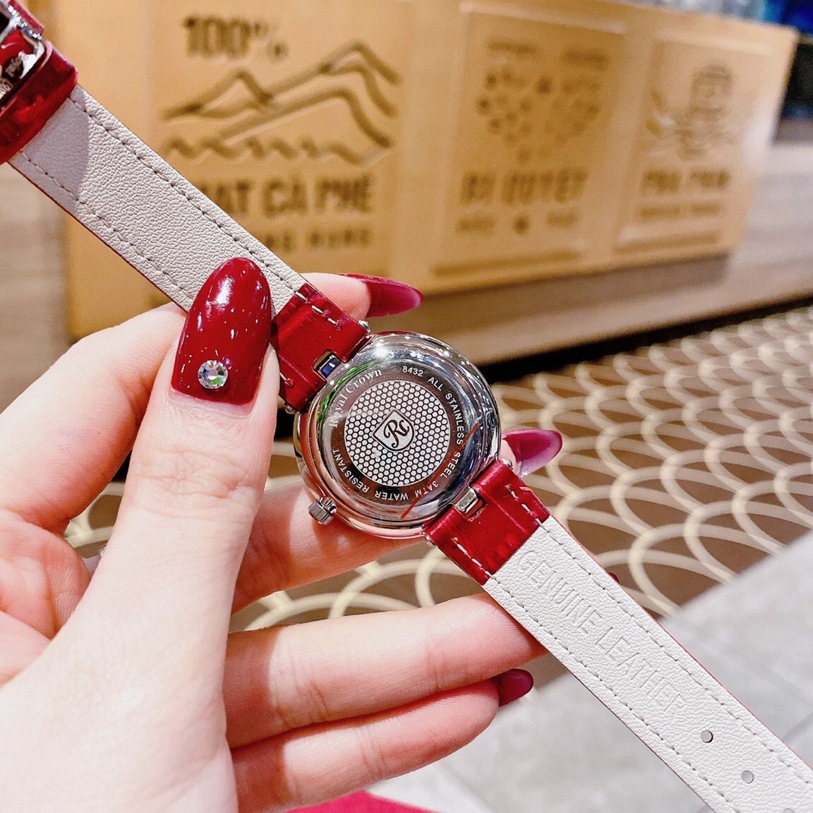 Đồng Hồ Royal Crown Đính Đá |Nữ Giới |Mặt Tròn |Khảm Trai |Dây Da Đỏ |Máy Pin (Quartz) |Size 34mm |donghogiatot.vn