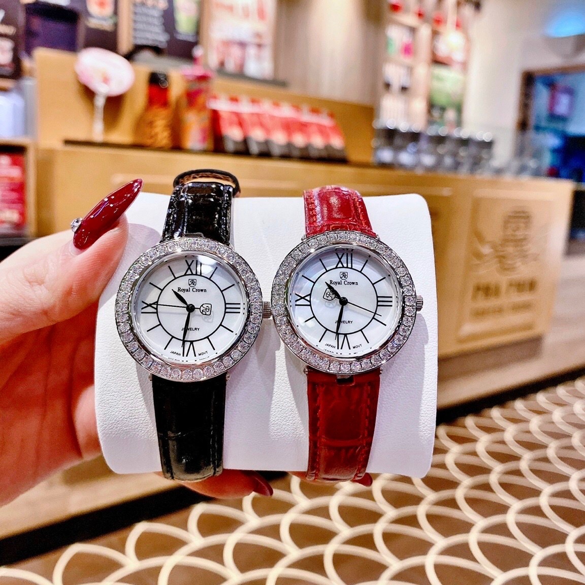 Đồng Hồ Royal Crown Đính Đá |Nữ Giới |Mặt Tròn |Khảm Trai |Dây Da Đỏ |Máy Pin (Quartz) |Size 34mm |donghogiatot.vn