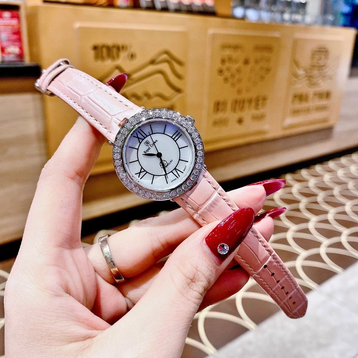 Đồng Hồ Royal Crown Đính Đá |Nữ Giới |Mặt Tròn |Khảm Trai |Dây Da Hồng |Máy Pin (Quartz) |Size 34mm |donghogiatot.vn