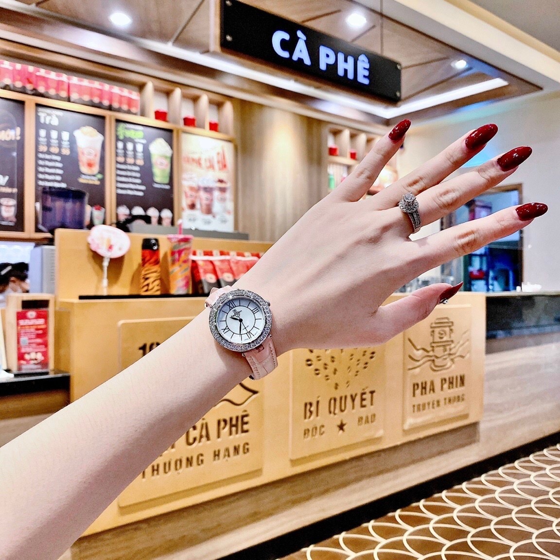 Đồng Hồ Royal Crown Đính Đá |Nữ Giới |Mặt Tròn |Khảm Trai |Dây Da Hồng |Máy Pin (Quartz) |Size 34mm |donghogiatot.vn