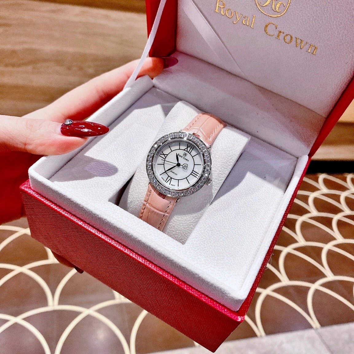 Đồng Hồ Royal Crown Đính Đá |Nữ Giới |Mặt Tròn |Khảm Trai |Dây Da Hồng |Máy Pin (Quartz) |Size 34mm |donghogiatot.vn