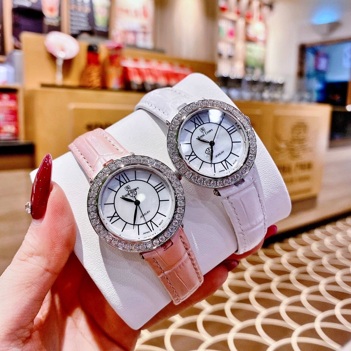 Đồng Hồ Royal Crown Đính Đá |Nữ Giới |Mặt Tròn |Khảm Trai |Dây Da Hồng |Máy Pin (Quartz) |Size 34mm |donghogiatot.vn