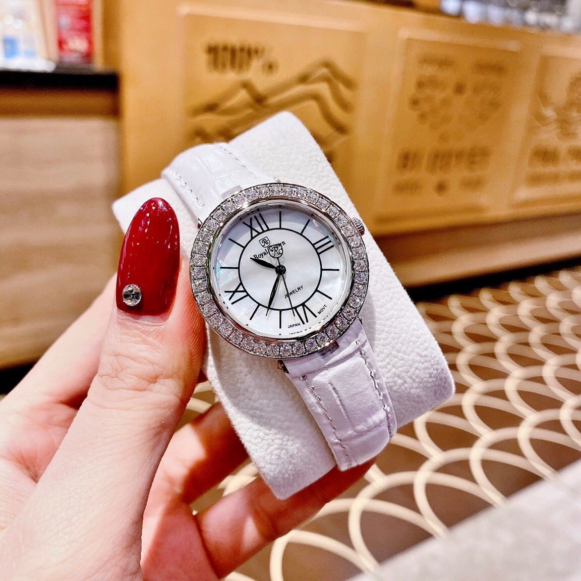 Đồng Hồ Royal Crown Đính Đá |Nữ Giới |Mặt Tròn |Khảm Trai |Dây Da Trắng |Máy Pin (Quartz) |Size 34mm |donghogiatot.vn