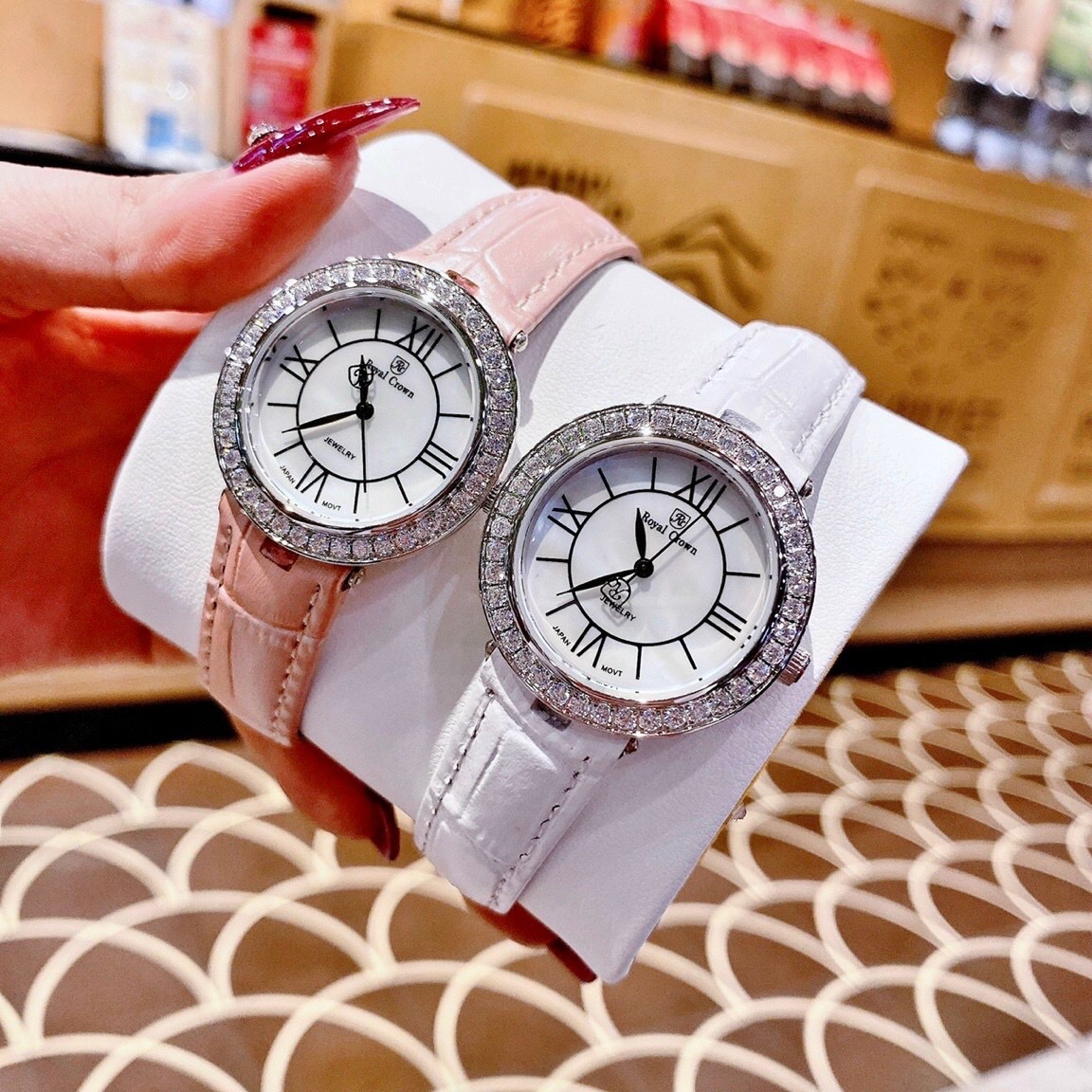 Đồng Hồ Royal Crown Đính Đá |Nữ Giới |Mặt Tròn |Khảm Trai |Dây Da Trắng |Máy Pin (Quartz) |Size 34mm |donghogiatot.vn
