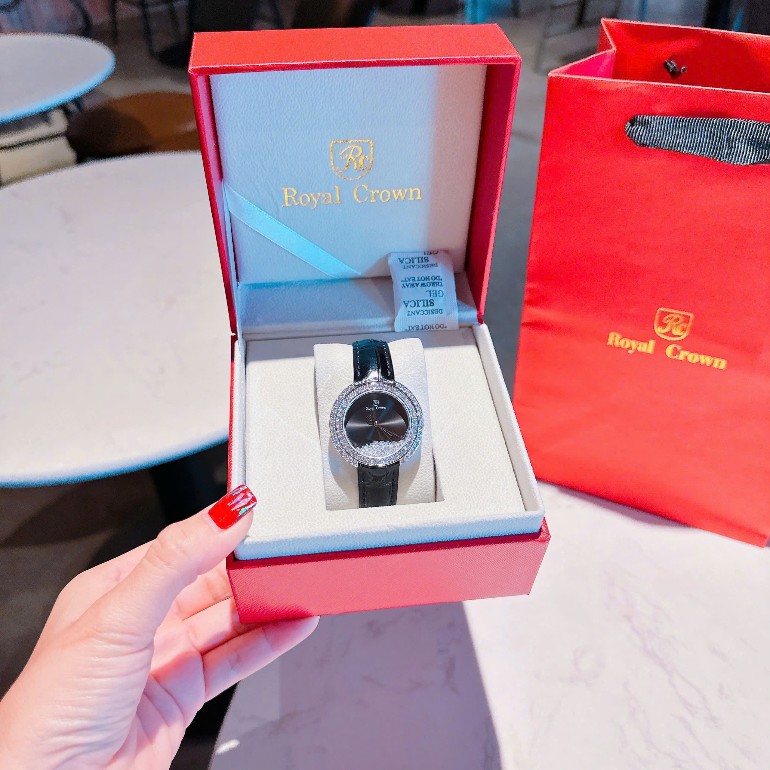 Đồng Hồ Royal Crown Đính Đá Rơi |Nữ Giới |Mặt Tròn |Dây Da Đen |Máy Pin (Quartz) |Size 35mm |donghogiatot.vn