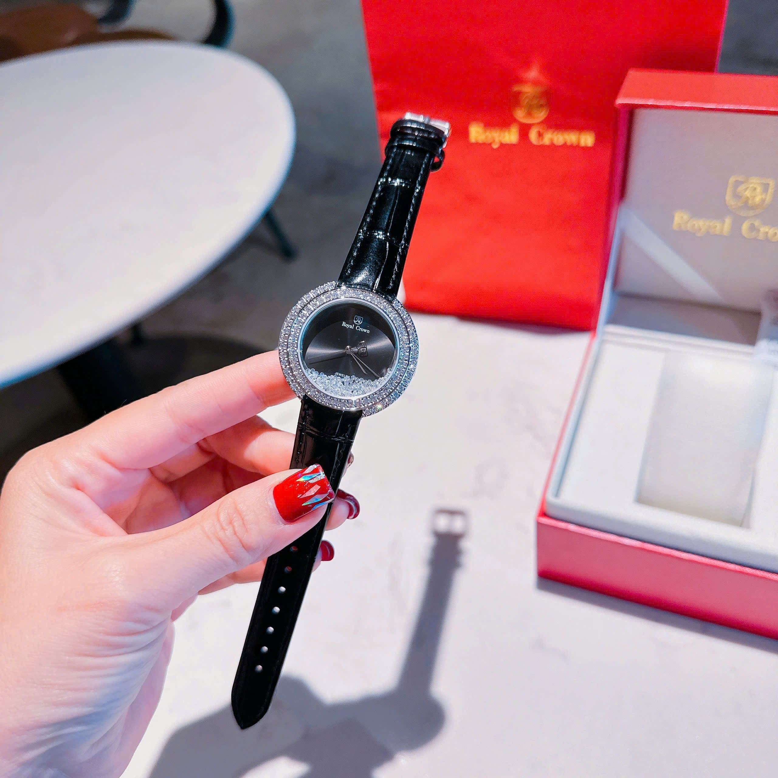 Đồng Hồ Royal Crown Đính Đá Rơi |Nữ Giới |Mặt Tròn |Dây Da Đen |Máy Pin (Quartz) |Size 35mm |donghogiatot.vn