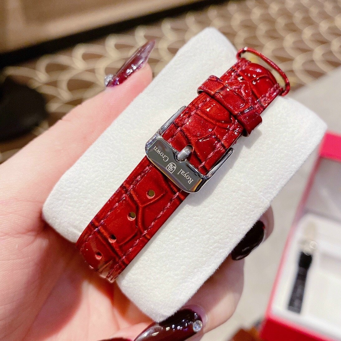 Đồng Hồ Royal Crown Đính Đá Rơi |Nữ Giới |Mặt Tròn |Dây Da Đỏ |Máy Pin (Quartz) |Size 35mm |donghogiatot.vn