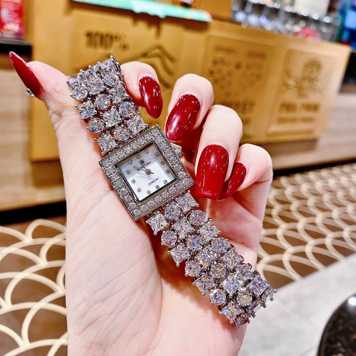 Đồng Hồ Royal Crown Đính Đá Swarovski |Nữ Giới |Mặt Vuông |Vòng Tay Silver |Máy Pin (Quartz) |Size 26mm |donghogiatot.vn