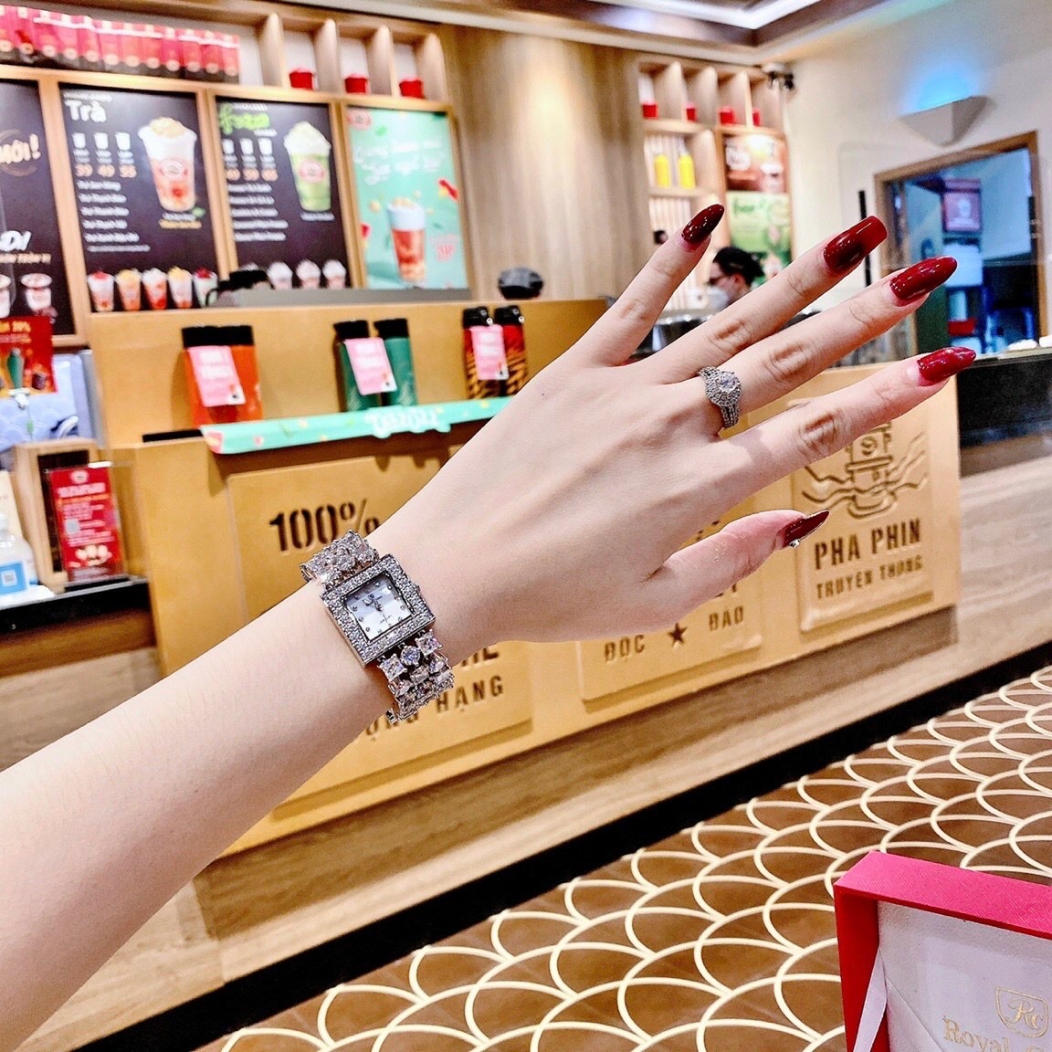 Đồng Hồ Royal Crown Đính Đá Swarovski |Nữ Giới |Mặt Vuông |Vòng Tay Silver |Máy Pin (Quartz) |Size 26mm |donghogiatot.vn