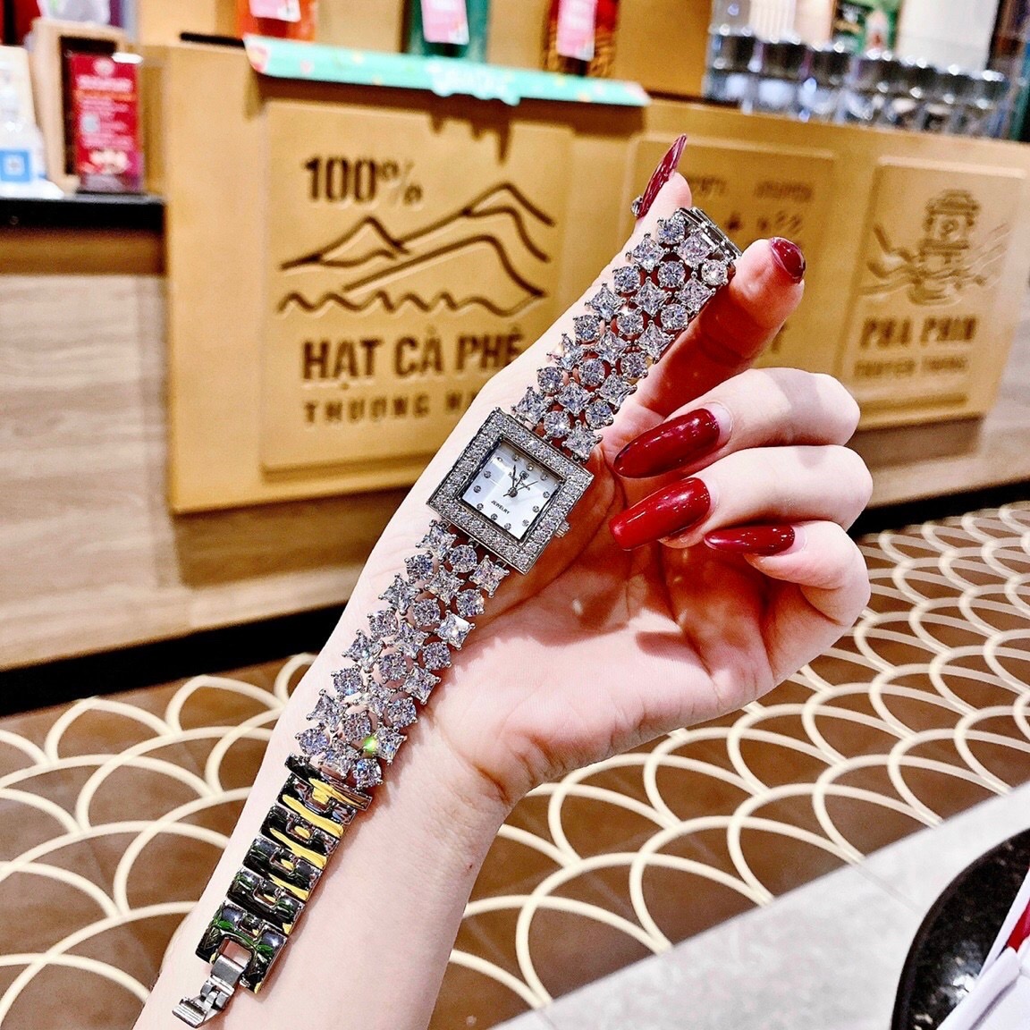 Đồng Hồ Royal Crown Đính Đá Swarovski |Nữ Giới |Mặt Vuông |Vòng Tay Silver |Máy Pin (Quartz) |Size 26mm |donghogiatot.vn