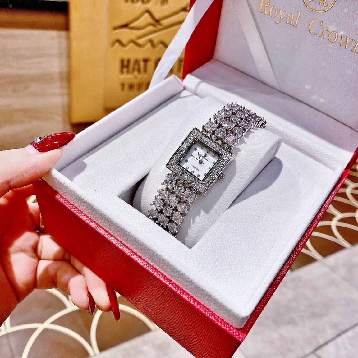 Đồng Hồ Royal Crown Đính Đá Swarovski |Nữ Giới |Mặt Vuông |Vòng Tay Silver |Máy Pin (Quartz) |Size 26mm |donghogiatot.vn