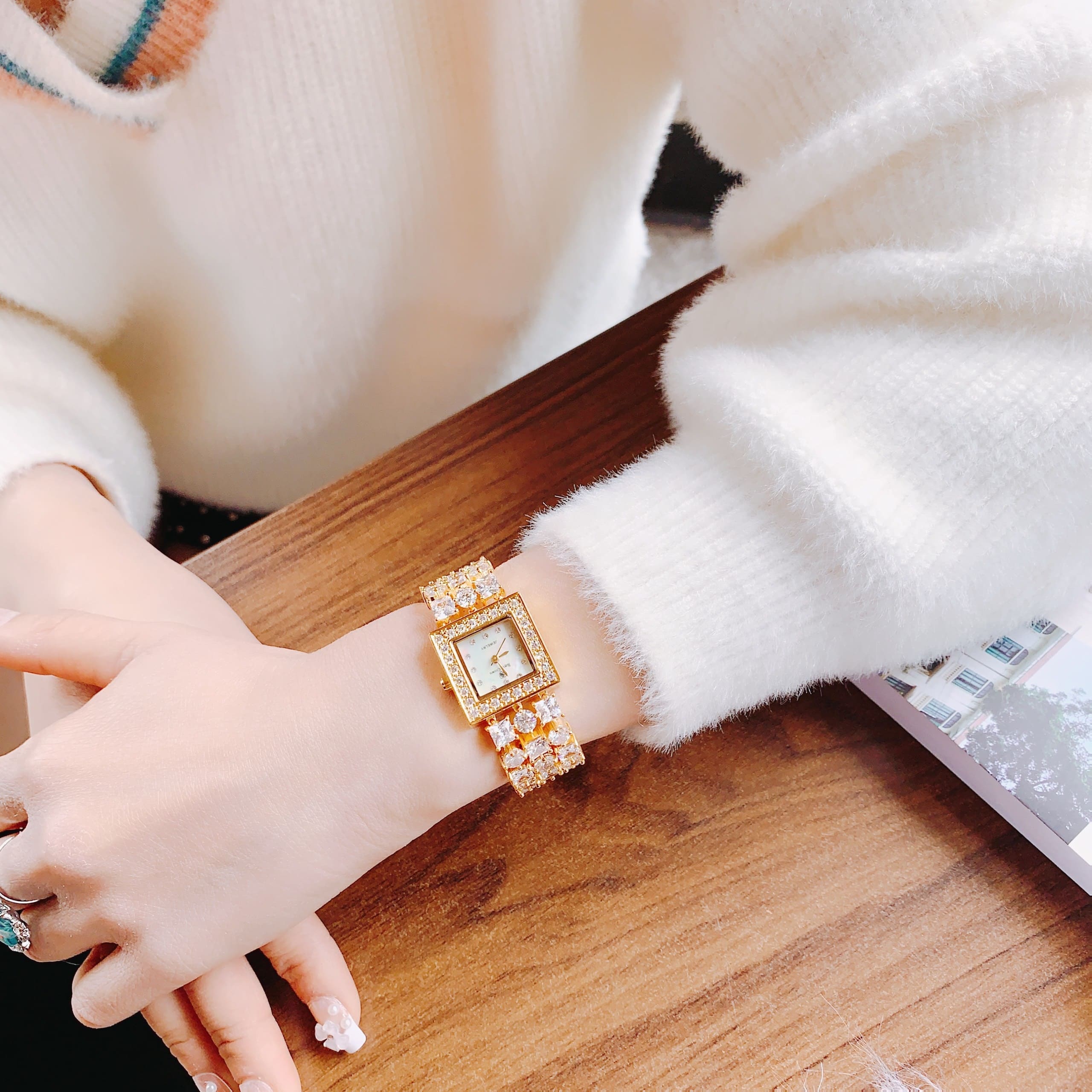 Đồng Hồ Royal Crown Đính Đá Swarovski |Nữ Giới |Mặt Vuông |Vòng Tay Vàng Gold |Máy Pin (Quartz) |Size 26mm |donghogiatot.vn