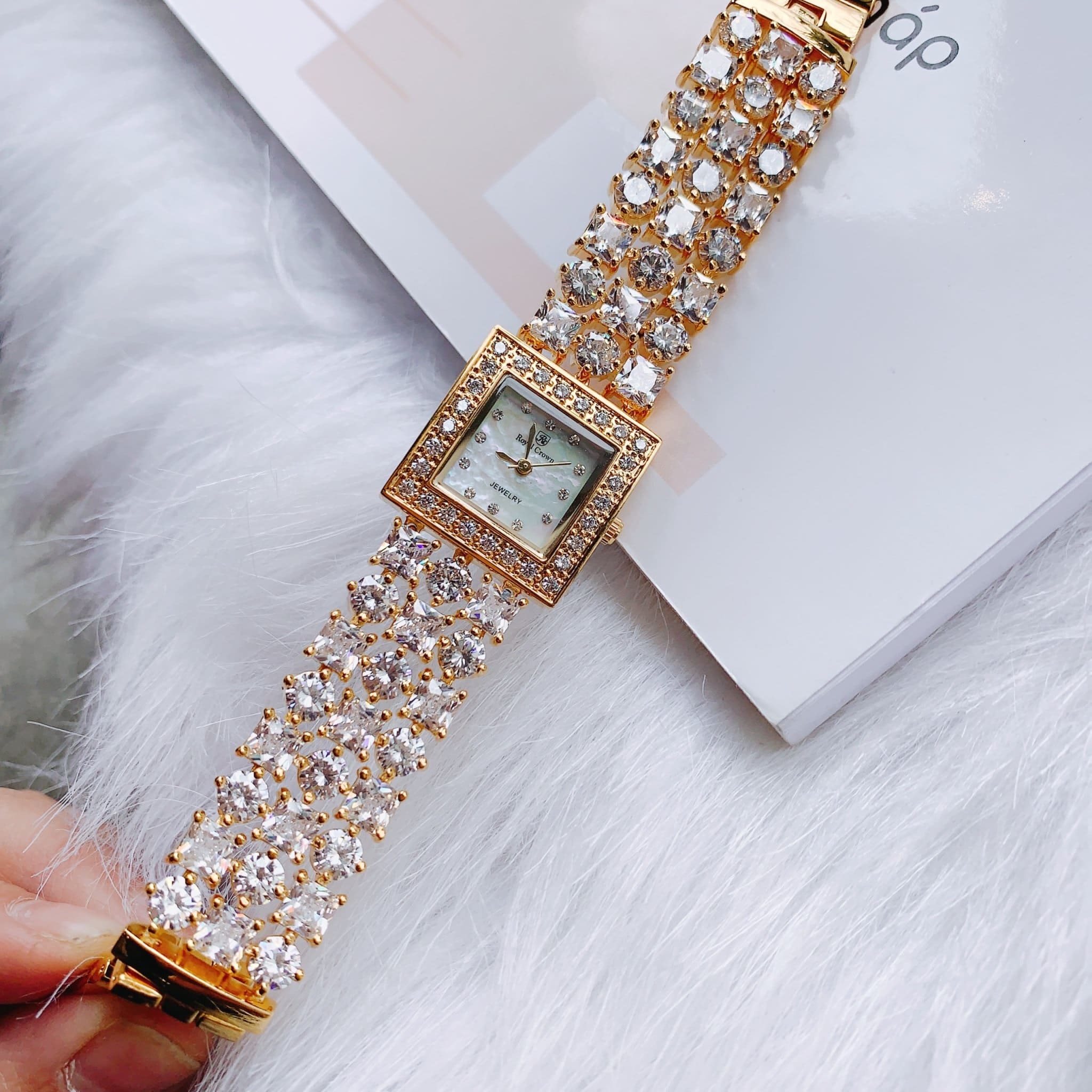 Đồng Hồ Royal Crown Đính Đá Swarovski |Nữ Giới |Mặt Vuông |Vòng Tay Vàng Gold |Máy Pin (Quartz) |Size 26mm |donghogiatot.vn