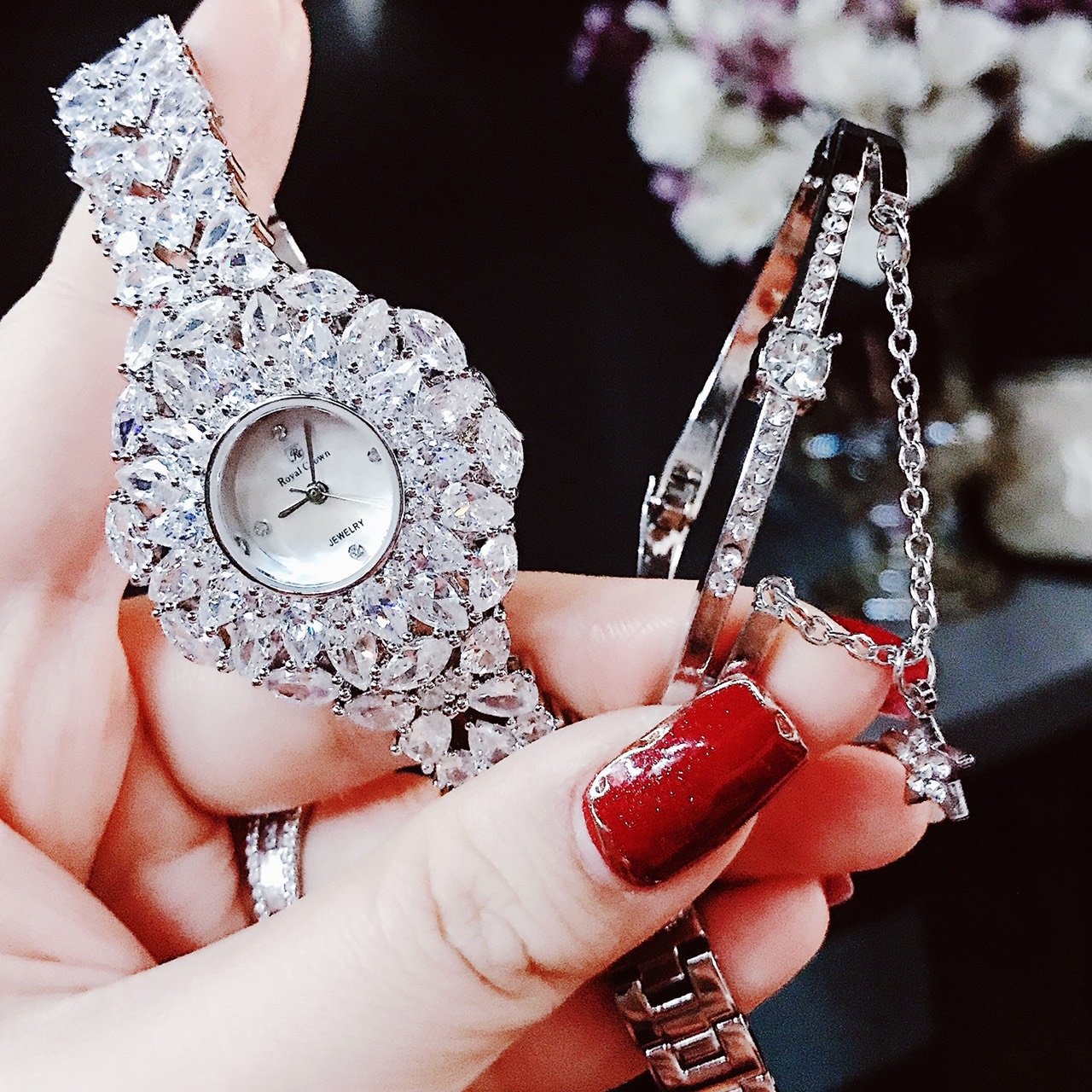 Đồng Hồ Royal Crown Đính Đá Trắng |Nữ Giới |Tựa Bông Hoa |Lắc Tay Silver |Máy Pin (Quartz) |Size 36mm |donghogiatot.vn