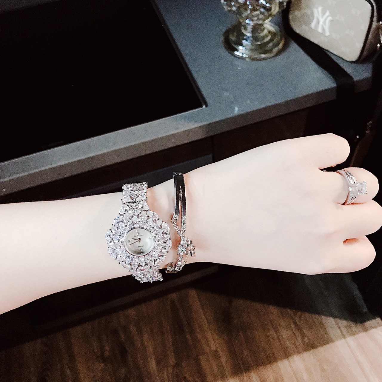 Đồng Hồ Royal Crown Đính Đá Trắng |Nữ Giới |Tựa Bông Hoa |Lắc Tay Silver |Máy Pin (Quartz) |Size 36mm |donghogiatot.vn